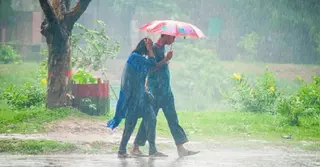 বর্ষাকালে বাসা থেকে বের হওয়ার সময় যা নেয়া উচিত